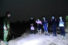 Các đối tượng bị lực lượng chức năng bắt giữ khi nhập cảnh trái phép vào Việt Nam. (Ảnh: Hồng Ánh/TTXVN phát) 