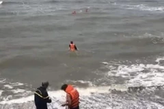 ​Cứu vớt 4 du khách bị đuối nước ở Bà Rịa-Vũng Tàu. (Nguồn: tintuconline.com.vn) 