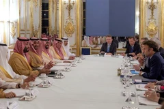 Tổng thống Pháp Emmanuel Macron (thứ 4, phải) và Thái tử Saudi Arabia Mohammed bin Salman (thứ 3, trái) tại cuộc hội đàm ở Paris ngày 29/7/2022. (Ảnh: AFP/TTXVN) 