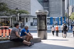Người dân tránh nắng dưới bóng râm tại Montreal, Quebec, Canada, ngày 1/6/2023. (Ảnh: AFP/TTXVN)