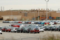 Các mẫu xe Chevrolet Sonic và Bolt EUV tại bãi đỗ bên ngoài một nhà máy lắp ráp của General Motors (GM) ở bang Michigan, Mỹ. (Ảnh: AFP/TTXVN)