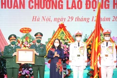 Phó Chủ tịch nước Võ Thị Ánh Xuân trao Huân chương Lao động hạng Nhì tặng Ban Quản lý Lăng Chủ tịch Hồ Chí Minh. (Ảnh: Văn Điệp/TTXVN) 