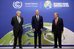 Tổng Thư ký Liên hợp quốc Antonio Guterres (phải), Thủ tướng Anh Boris Johnson (trái) và Tổng thống Mỹ Joe Biden tại Hội nghị lần thứ 26 các bên tham gia Công ước khung của Liên hợp quốc về biến đổi khí hậu (COP26) ở Glasgow, Scotland, Anh, ngày 1/11/2021