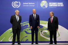 Tổng Thư ký Liên hợp quốc Antonio Guterres (phải), Thủ tướng Anh Boris Johnson (trái) và Tổng thống Mỹ Joe Biden tại Hội nghị lần thứ 26 các bên tham gia Công ước khung của Liên hợp quốc về biến đổi khí hậu (COP26) ở Glasgow, Scotland, Anh, ngày 1/11/2021