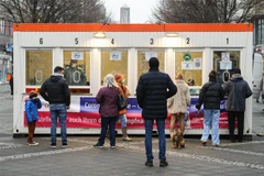 Người dân xếp hàng chờ xét nghiệm COVID-19 tại Berlin, Đức, ngày 12/1/2022. (Ảnh: THX/TTXVN) 