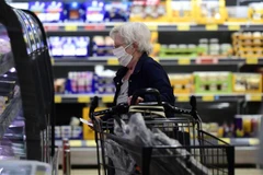 Người dân mua sắm tại một siêu thị ở Duesseldorf, Đức. (Ảnh: AFP/TTXVN)