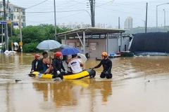 Lực lượng cứu hộ sơ tán người dân khỏi khu vực ngập lụt ở thành phố Gongju, Hàn Quốc ngày 15/7/2023. (Ảnh: Yonhap/TTXVN)