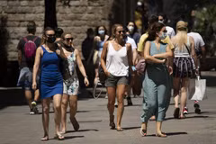 Người dân di chuyển trên phố ở Barcelona, Tây Ban Nha. (Ảnh: AFP/TTXVN)