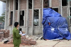 Cơ quan điều tra làm việc tại hiện trường. (Nguồn: Báo Nghệ An) 