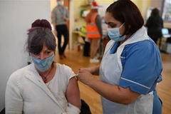 Tiêm vaccine phòng COVID-19 tại bệnh viện ở Belper, Derbyshire, Anh ngày 16/12/2021. (Ảnh: AFP/TTXVN) 