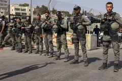 Lực lượng an ninh Israel gác tại điểm kiếm soát. (Ảnh: AFP/TTXVN) 