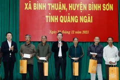 Chủ tịch nước Võ Văn Thưởng tặng quà các gia đình có công với cách mạng, hộ nghèo có hoàn cảnh đặc biệt khó khăn của xã Bình Thuận. (Ảnh: Thống Nhất/TTXVN)