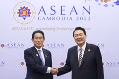 Tổng thống Hàn Quốc Yoon Suk Yeol (phải) và Thủ tướng Nhật Bản Fumio Kishida trong một buổi gặp mặt. (Nguồn: Kyodo)
