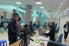 Người dân đến làm thủ tục hành chính tại Trung tâm Phục vụ Hành chính công tỉnh. (Nguồn: Báo Quảng Ninh)