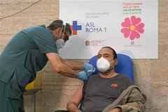 Nhân viên y tế tiêm vaccine ngừa COVID-19 cho người dân tại Rome, Italy, ngày 21/9/2021. (Ảnh: THX/TTXVN) 
