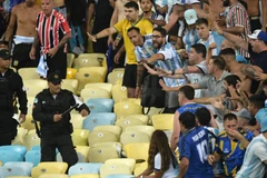 Cảnh sát Brazil và người hâm mộ Argentina trên khán đài. (Ảnh: AFP)