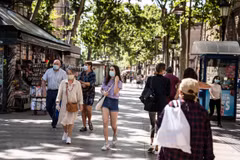 Người dân đeo khẩu trang phòng lây nhiễm COVID-19 tại Barcelona, Tây Ban Nha. (Nguồn: THX/TTXVN) 