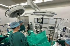Các bác sỹ thực hiện ca phẫu thuật cho bệnh nhân. (Nguồn: Bệnh viện Bệnh Nhiệt đới Trung ương)