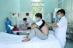 Cán bộ y tế Cơ sở cai nghiện ma túy tỉnh Lạng Sơn chăm sóc sức khỏe cho các học viên. (Ảnh: Anh Tuấn/TTXVN) 