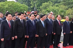 Các đồng chí lãnh đạo, nguyên lãnh đạo Đảng, Nhà nước tưởng niệm các anh hùng liệt sỹ. (Ảnh: Minh Đức /TTXVN)