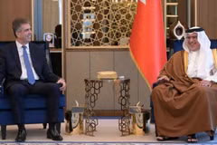 Ngoại trưởng Israel Eli Cohen và Thủ tướng Bahrain-Thái tử Salman bin Hamad Al Khalifa. (Nguồn: AFP)