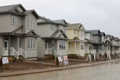 Các ngôi nhà được rao bán tại Alberta, Canada. (Ảnh: AFP/TTXVN)