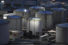 Các bể chứa dầu tại cơ sở của Công ty dầu Exolum ở Barcelona, Tây Ban Nha, ngày 11/12/2022. (Ảnh: AFP/TTXVN)