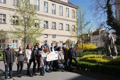 Trao tặng hỗ trợ cho Bệnh viện VFN (Bệnh viện Đại học Y) ở Prague. (Ảnh: Hồng Kỳ/Vietnam+) 