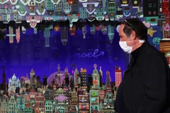 Đường phố tại Paris, Pháp, được trang hoàng rực rỡ đón Giáng sinh, ngày 22/11/2020. (Nguồn: THX/TTXVN) 