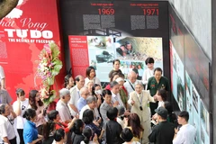 Đại biểu dự khai mạc tham quan trưng bày. (Ảnh: Thanh Tùng/TTXVN) 