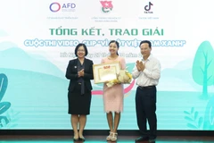 Trao giải Nhất cho thí sinh Hoàng Minh Thủy. (Nguồn: Trung ương Đoàn TNCS Hồ Chí Minh) 