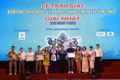Tác giả đoạt Giải Nhất tại Lễ trao giải Báo chí toàn quốc về Phòng, chống thiên tai. (Ảnh: Vũ Sinh/TTXVN) 