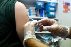 Tiêm vaccine ngừa bệnh đậu mùa khỉ. (Ảnh: AFP/TTXVN) 