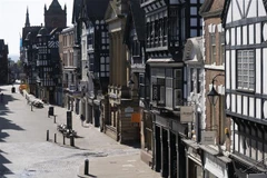 Cảnh vắng lặng và ảm đạm tại một điểm du lịch ở Chester, Anh do dịch COVID-19 ngày 21/4/2020. (Nguồn: THX/TTXVN) 