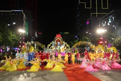 Tiết mục văn nghệ khai mạc Đường hoa Nguyễn Huệ Thành phố Hồ Chí Minh Tết Canh Tý 2020. (Ảnh: Thanh Vũ/TTXVN) 