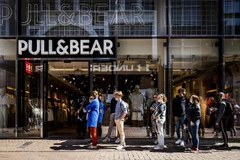 Người dân vào mua sắm tại một cửa hàng trên phố Kalverstraat, Amsterdam, Hà Lan. (Ảnh: AFP/TTXVN) 