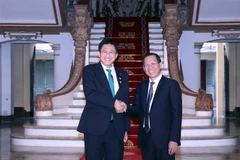 Chủ tịch Ủy ban Nhân dân Thành phố Hồ Chí Minh Phan Văn Mãi tiếp Thứ trưởng Ngoại giao Nhật Bản ông Takei Shunsuke. (Ảnh: Xuân Khu/TTXVN) 