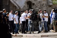 Cánh sát Israel đảm bảo an ninh khi hàng chục nghìn người Do Thái tham gia tuần hành nhân Ngày Jerusalem ở Đông Jerusalem ngày 5/6/2024. (Ảnh: AA/TTXVN)