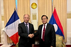 Đại sứ Kham-Inh Khitchadeth đón tiếp Đại sứ Đinh Toàn Thắng sang thăm chúc mừng nhân dịp Quốc khánh Lào. (Ảnh: Nguyễn Thu Hà/Vietnam+)
