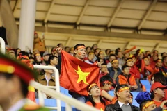 Cổ động viên 'tiếp lửa' cho các cầu thủ đội tuyển Việt Nam trong một trận đấu. (Ảnh: Minh Sơn/Vietnam+) 