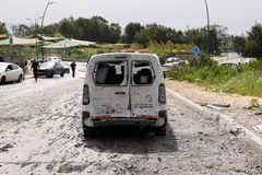 Ôtô bị phá hủy do trúng rocket tại Kiryat Shmona ở miền bắc Israel, gần biên giới với Liban ngày 27/3/2024. (Ảnh: AFP/TTXVN)