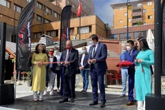 Đại sứ Việt Nam tại Pháp Đinh Toàn Thắng và Thị trưởng La Plagne Tarentaise cắt băng khai trương Festival Việt Nam 2021. (Ảnh: Thu Hà/TTXVN) 