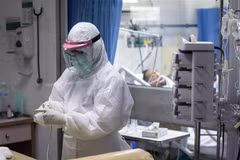 Nhân viên y tế điều trị cho bệnh nhân COVID-19 tại bệnh viện ở Bangkok, Thái Lan. (Ảnh: AFP/TTXVN)