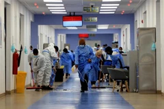 Nhân viên y tế tẩy trùng tại khu vực bệnh viện điều trị cho bệnh nhân COVID-19 ở Amman, Jordan, ngày 2/3/2021. (Nguồn: THX/TTXVN) 