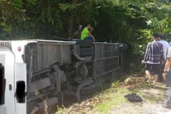 Hiện trường vụ tai nạn, vị trí thuộc cầu Trạ Ang, nơi giao nhau giữa đường Hồ Chí Minh nhánh Tây và đường 20 Quyết thắng (thuộc huyện Bố Trạch, Quảng Bình) - cách Đồng Hới (Quảng Bình) khoảng 100km. (Nguồn: TTXVN phát)