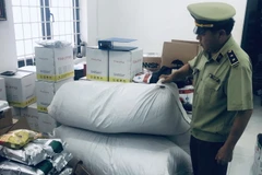 Lô hàng nguyên liệu pha chế trà sữa không rõ nguồn gốc bị cơ quan chức năng thu giữ. (Nguồn: TTXVN phát) 