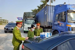 Lực lượng chức năng lập biên bản vụ việc. (Nguồn: TTXVN phát) 