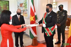 Trong ảnh: Đại sứ Việt Nam tại Brazil kiêm nhiệm Suriname Phạm Thị Kim Hoa trình Thư ủy nhiệm của Chủ tịch nước Nguyễn Xuân Phúc lên Tổng thống Cộng hòa Suriname, Ngài Chandrikapersad Santokhi. (Ảnh: TTXVN/phát) 