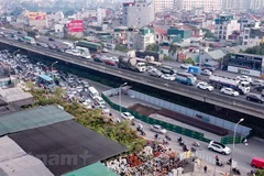 Những ngày qua, đường vành đai 3 đoạn Nguyễn Xiển (hướng Nguyễn Trãi-Linh Đàm) xảy ra ùn tắc kéo dài do một đoạn đường dài khoảng 50m bị quây tôn phục vụ xây dựng các hạng mục của nhà máy xử lý nước thải Yên Xá. (Ảnh: Hoài Nam/Vietnam+) 