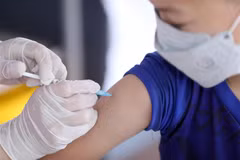 Tiêm vaccine phòng COVID-19 cho học sinh lớp 6 ở thị trấn Chi Lăng (Lạng Sơn). (Ảnh: Anh Tuấn/TTXVN) 